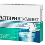 Аспирин в пакетиках на белом фоне