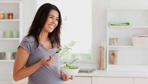 Беременная девушка кушает овощной салат