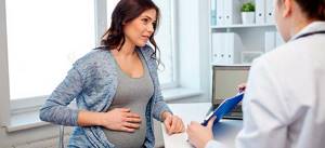 Беременная у доктора на приеме