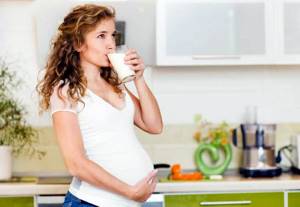 Будущая мама пьёт молоко