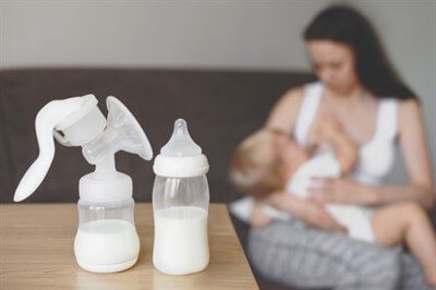 Читайте, как правильно сцеживать грудное молоко, чтобы избежать застоя и увеличить лактацию