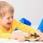 Что делать родителям, если ребенок начинает закатываться при плаче — рекомендации