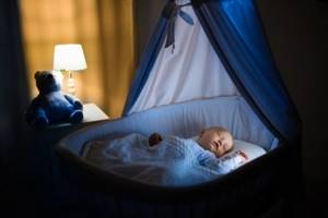 Чтобы малыш крепко спал ночью, мама предусматривает возможный дискомфорт
