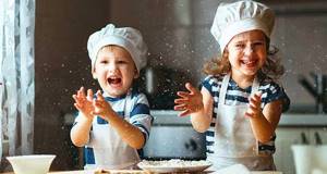 Дети играют на кухне в поварят