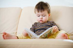 Дети в 1 год и 9 месяцев интересуются книжками