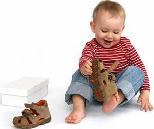 Для сохранения здоровья нужно обувать детей в удобную обувь из натуральных материалов