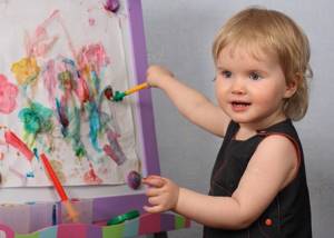 Двухлетний ребенок рисует