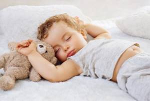 Если ребенок резко начинает плакать во сне возможно у него режутся зубы.
