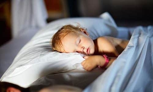 Если в организм малыша не поступает много жидкости перед отходом ко сну, он полноценно спит ночью