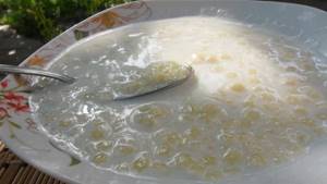 Готовый молочный суп с макаронами подают теплым.