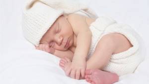Грудничок спит в позе эмбриона