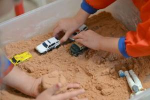 Игры в машинки с кинетическим песком