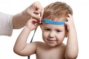Измерение окружности головы двухлетнего ребенка