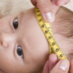 Измерение окружности головы младенца