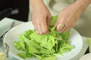 Как измельчить листья салата