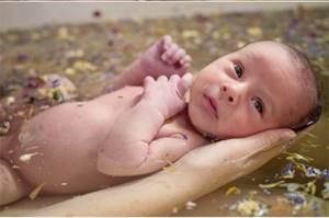 Как купать ребенка новорожденного, правильно в первый раз, в ванночке, как часто, травы