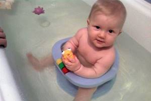 Как купать ребенка новорожденного, правильно в первый раз, в ванночке, как часто, травы
