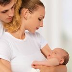 как правильно держать новорожденную девочку