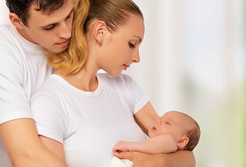как правильно держать новорожденную девочку