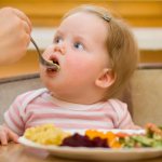 Как правильно кормить ребенка: меню на неделю