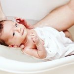 Как правильно купать новорожденную девочку