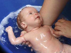 Как правильно купать новорожденную девочку первый раз