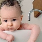Как правильно подмывать новорожденную девочку