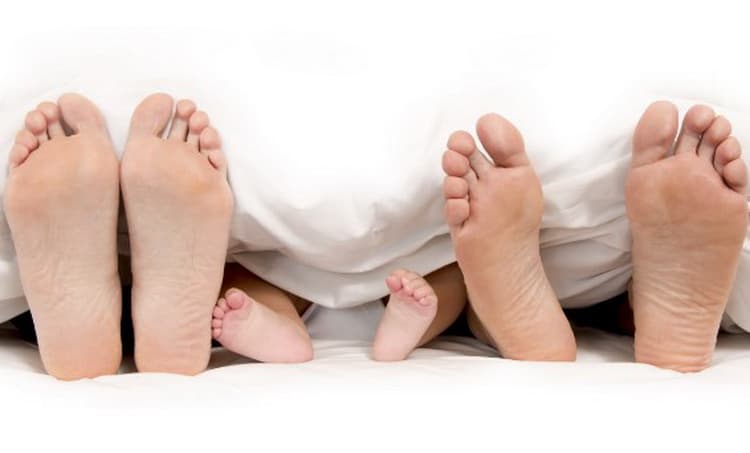 Как приучить ребенка спать в своей кроватке интересуются многие родители.
