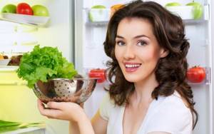 Как сохранить свежесть салатных листье в холодильнике