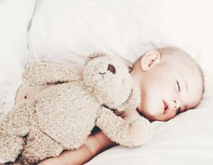 Как спит ребенок в 8 месяцев с игрушкой