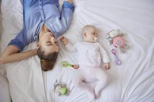 Как укладывать ребенка спать без грудного кормления