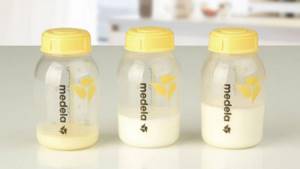 Каким цветом должно быть грудное молоко: цветовые показатели молозива и молока, причины изменения цвета, фото