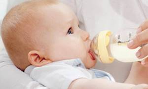 Кормление ребенка с бутылочки молоком