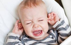 Кровь из ушей у ребенка: возможные причины, первая помощь, лечение, последствия
