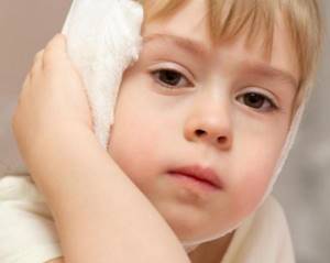 Кровь из ушей у ребенка: возможные причины, первая помощь, лечение, последствия