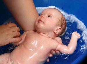 купание младенца