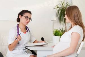 Лечить простуду во время беременности необходимо под наблюдением врача