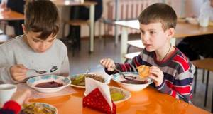Мальчики кушают в детском саду