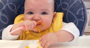 Малыш ест тыквенное пюре