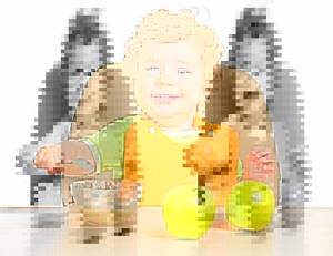 малыш ест яблочное пюре