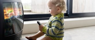 Малыш смотрит ТВ