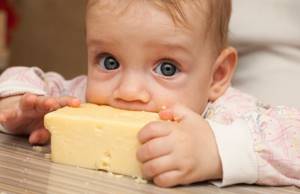 Малыш уплетает сыр