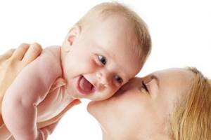 Малыш в 5 месяцев умеет хорошо распознавать знакомые лица и людей