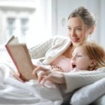 Мама читает ребенку книгу