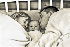 Мама и папа с ребенком ложатся спать