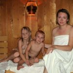 Мама с детьми в бане