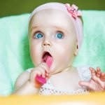 милая девочка с ложкой