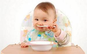 Многие малыши в этом возрасте уже стараются самостоятельно кушать.