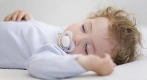 Многих родителей интересует, как научить ребенка засыпать без груди.