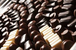 Молочный шоколад более предпочтителен для кормящей мамы, чем другие виды шоколада так как в нем содержится меньше кофеина